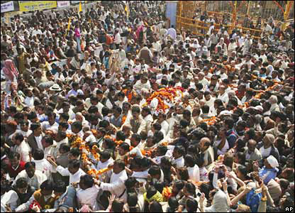 maharishi-crowd-funeral