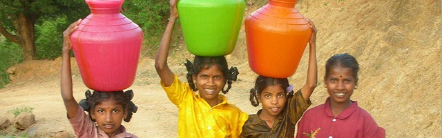 Girls-carrying-water-in-India Girls-carrying-water-in-India