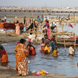 bathing-in-ganges-india